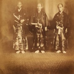Die japanischen Gesandten im Jahr 1860. Von links nach rechts Norimasa Muragaki, Masaoki Shinmi und Tadamasa Oguri.